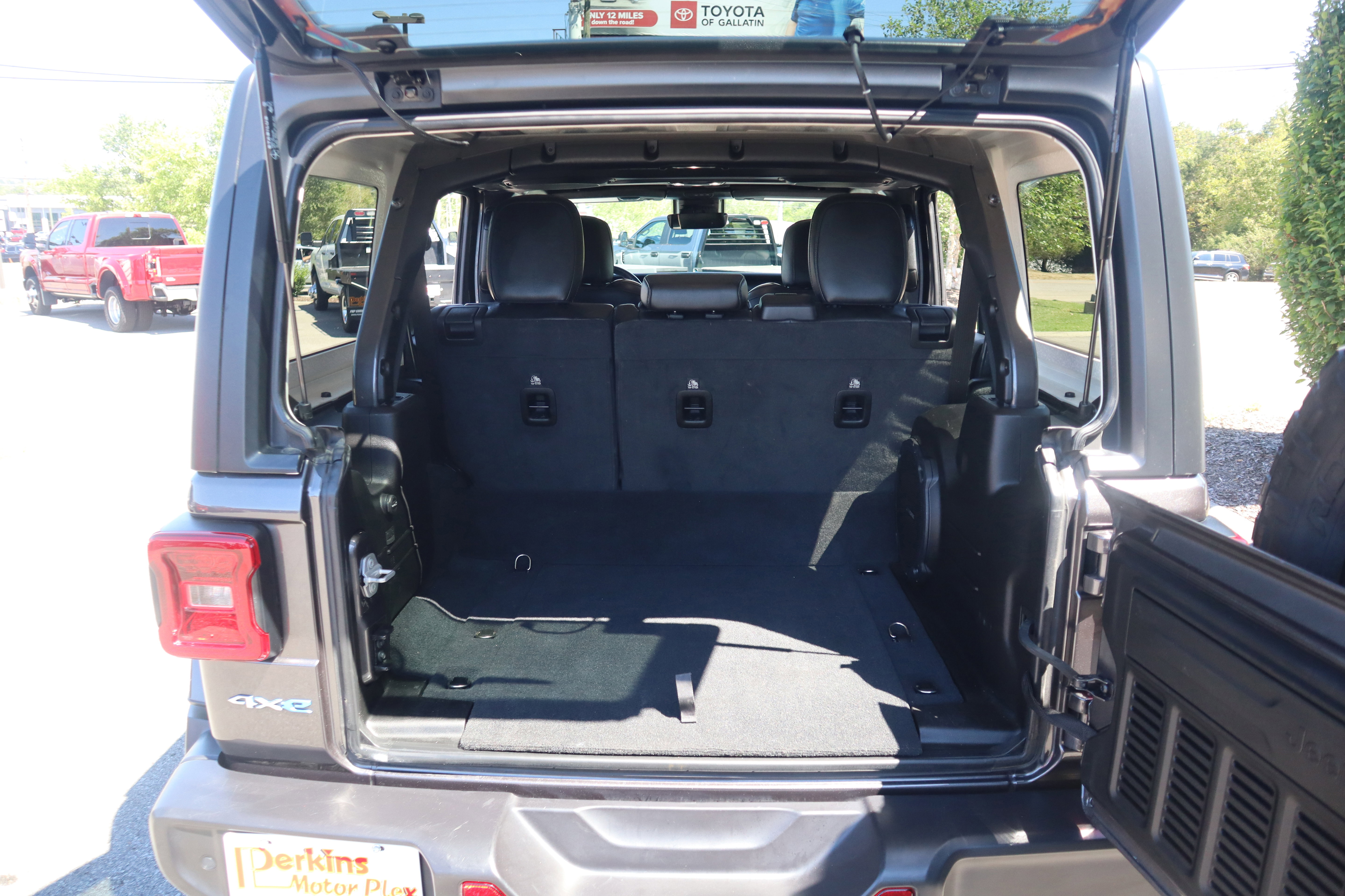 Used 2022 Jeep Wrangler Unlimited Sahara w/ Cold Weather Group image 33