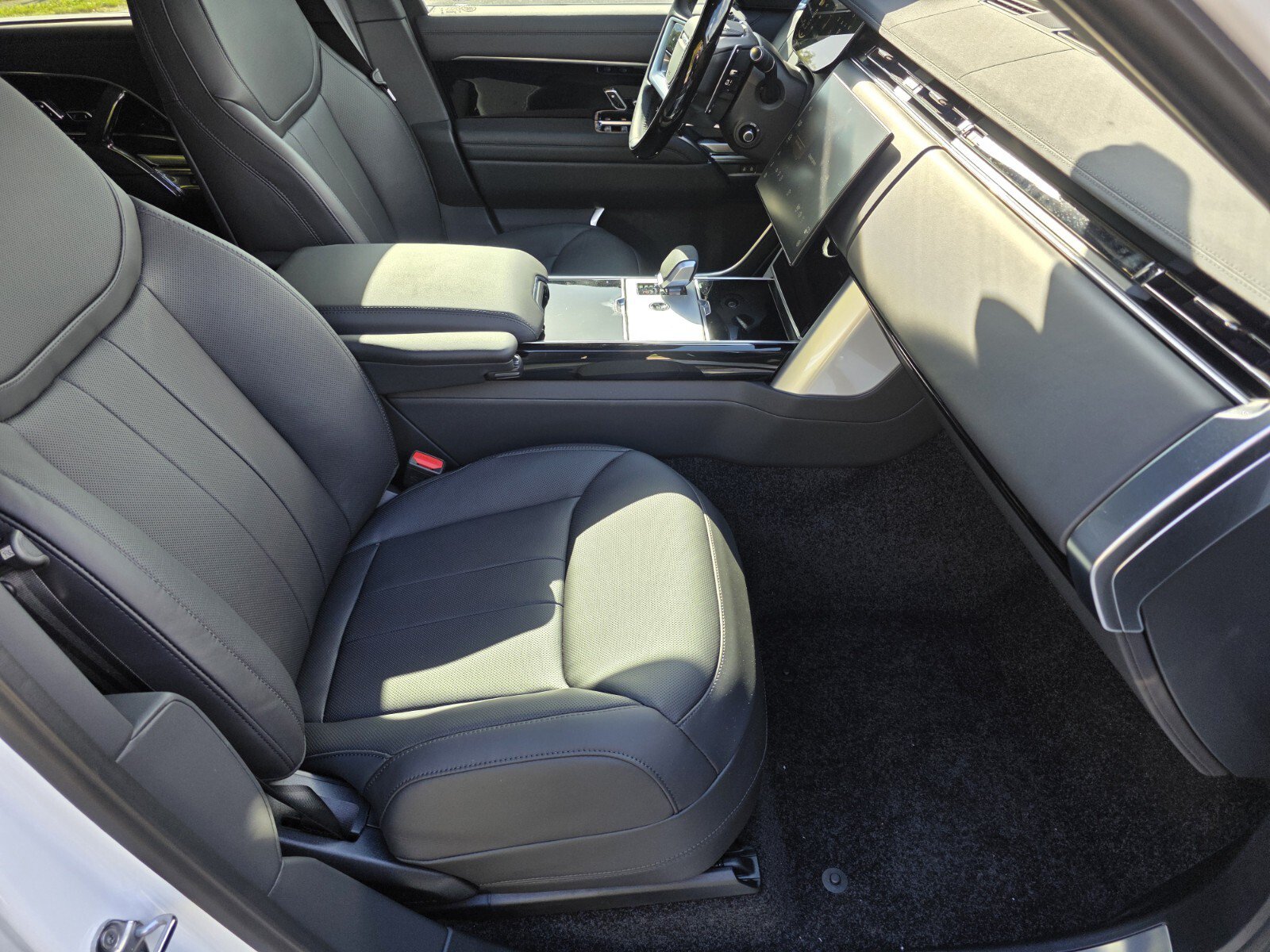New 2026 Land Rover Range Rover Long Wheelbase SE AWD/4WD image 3