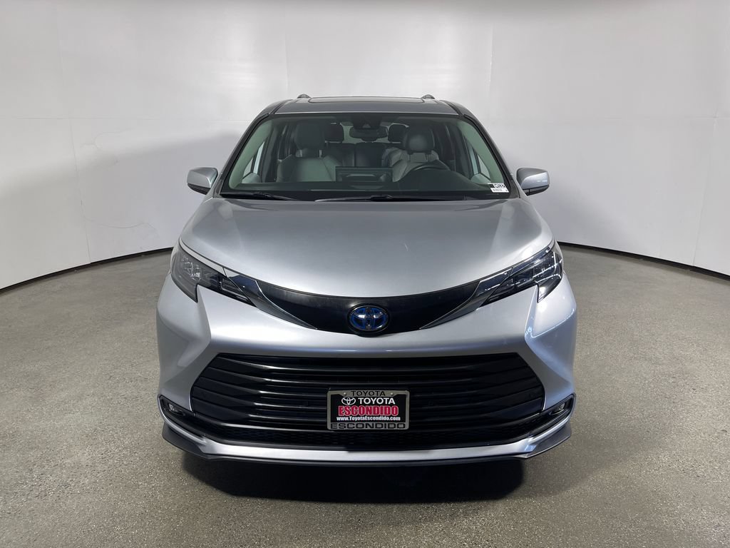 Certified 2025 Toyota Sienna XLE FWD image 8