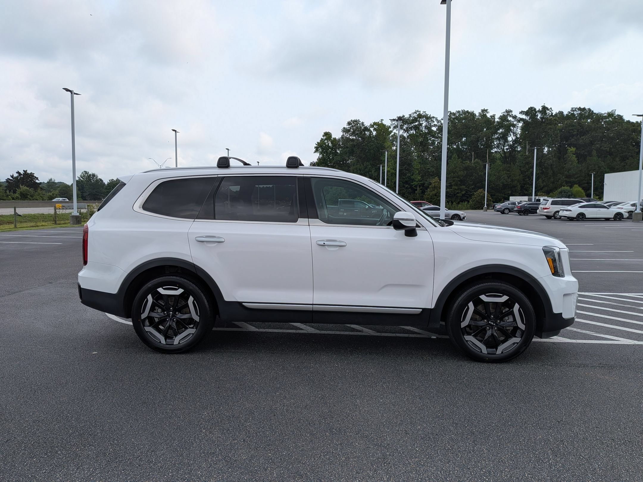 Used 2025 Kia Telluride S AWD/4WD image 2