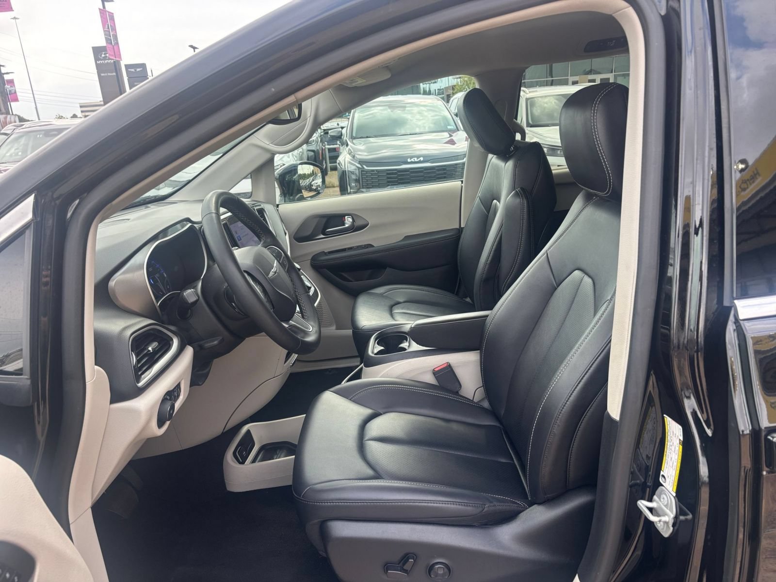 Used 2024 Chrysler Pacifica Touring-L FWD image 28