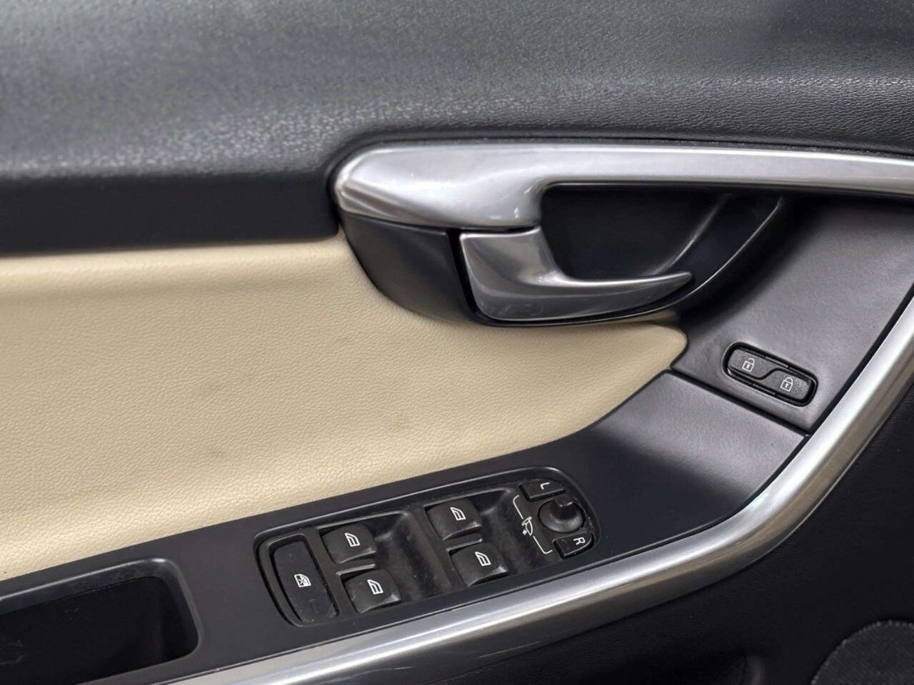 Used 2016 Volvo XC60 T6 w/ Proximity Package AWD/4WD image 33