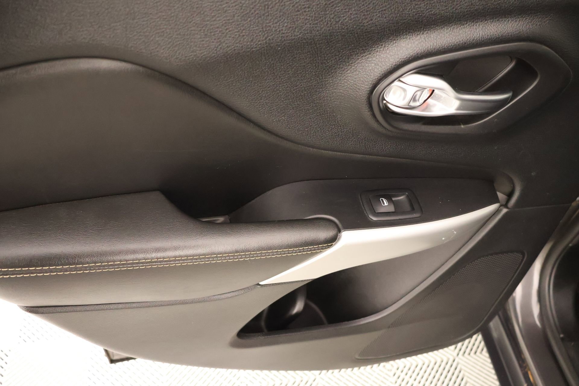 Used 2018 Jeep Cherokee Latitude Plus image 14