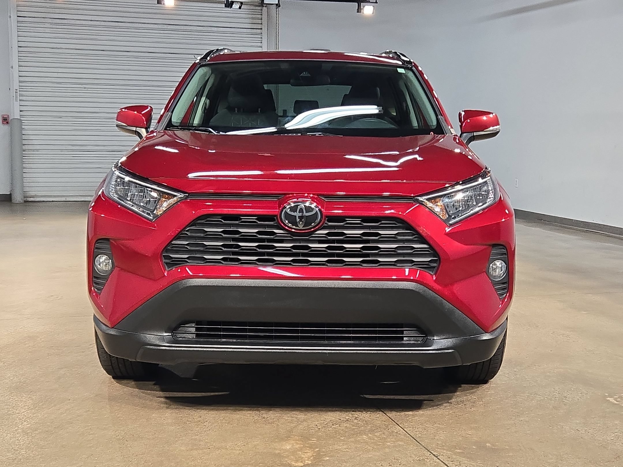 Used 2020 Toyota RAV4 XLE w/ Convenience Package FWD image 2