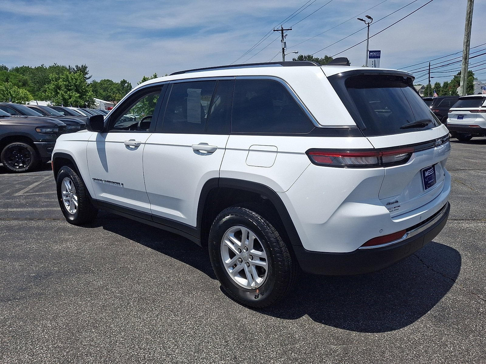 Used 2023 Jeep Grand Cherokee Laredo w/ Trailer Tow Prep Group (B) AWD/4WD image 4