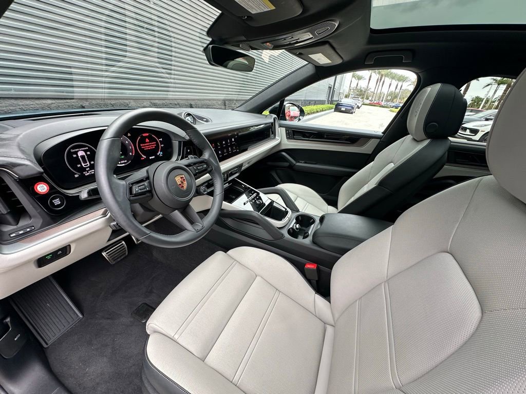 Certified 2025 Porsche Cayenne S image 4