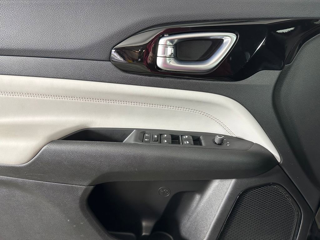 Used 2023 Jeep Compass Limited image 23