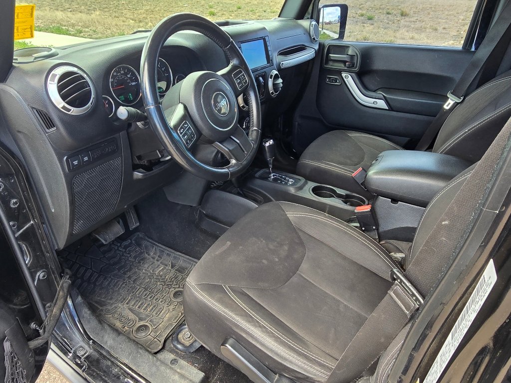 Used 2015 Jeep Wrangler Unlimited Rubicon w/ Connectivity Group image 24