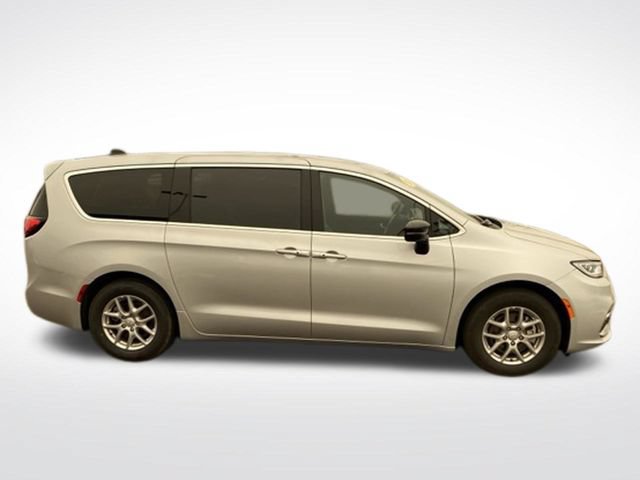 Used 2026 Chrysler Pacifica Select FWD image 8
