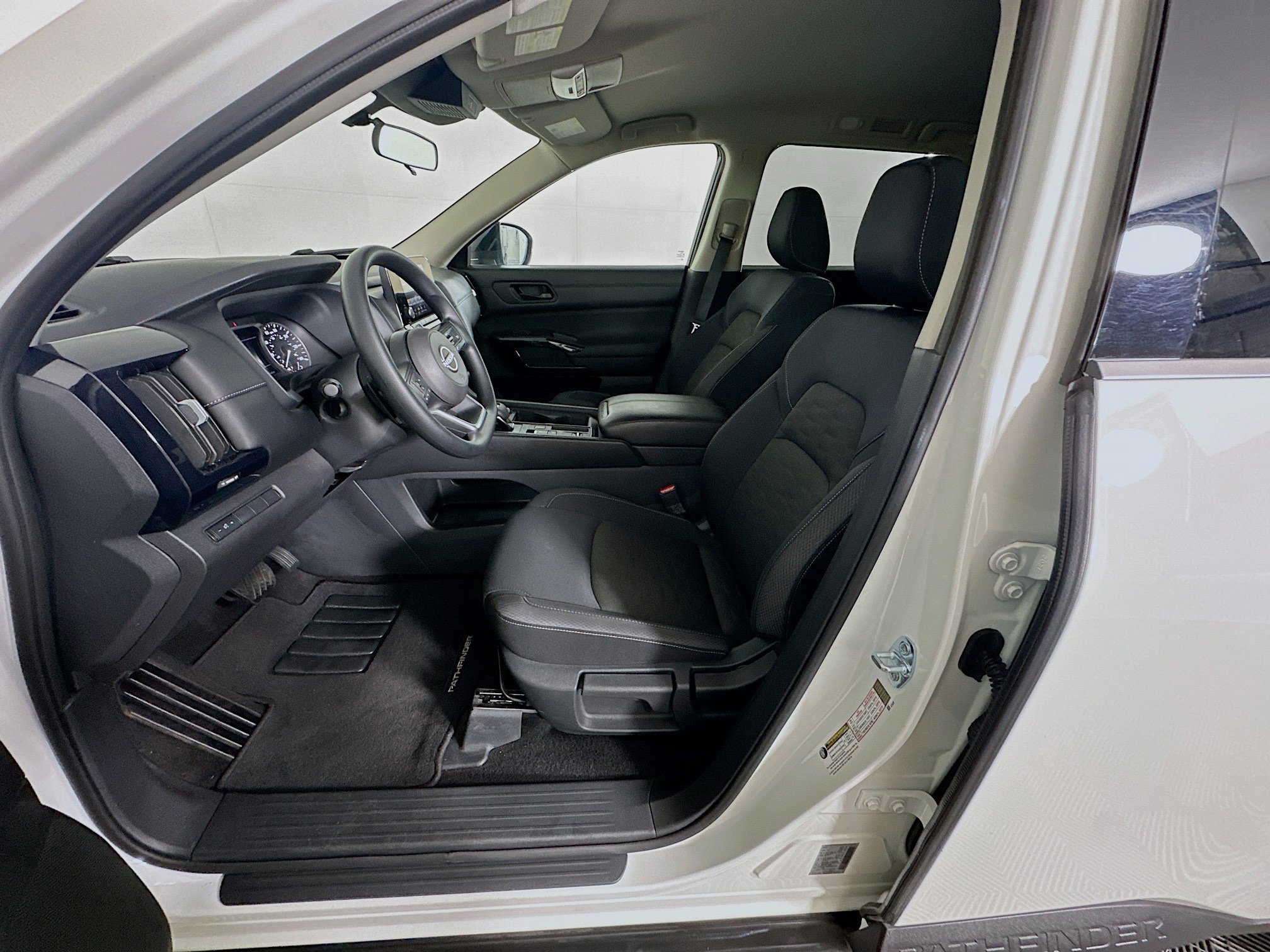 Used 2025 Nissan Pathfinder S image 13