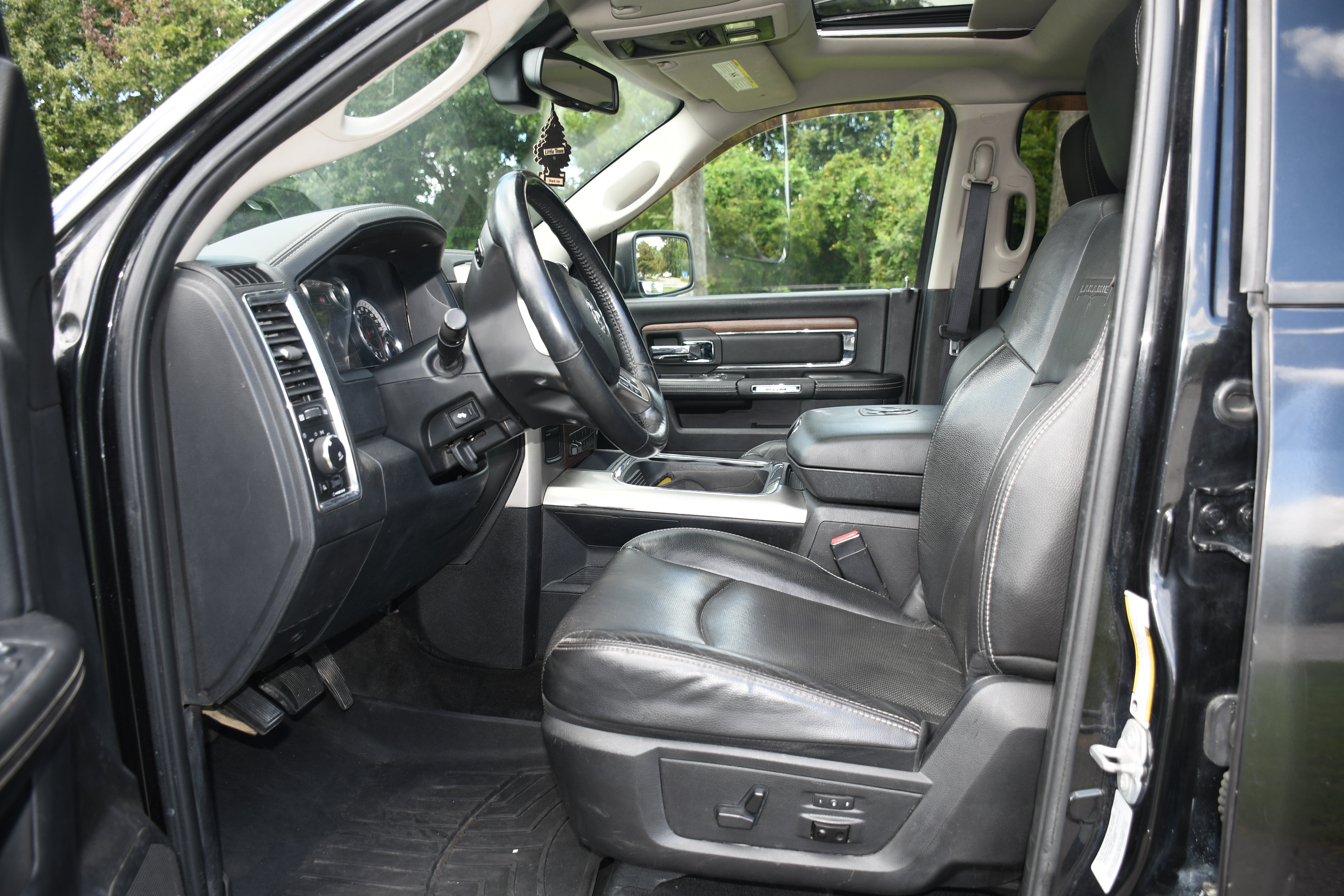 Used 2016 RAM 2500 Laramie w/ Sport Appearance Group AWD/4WD image 8