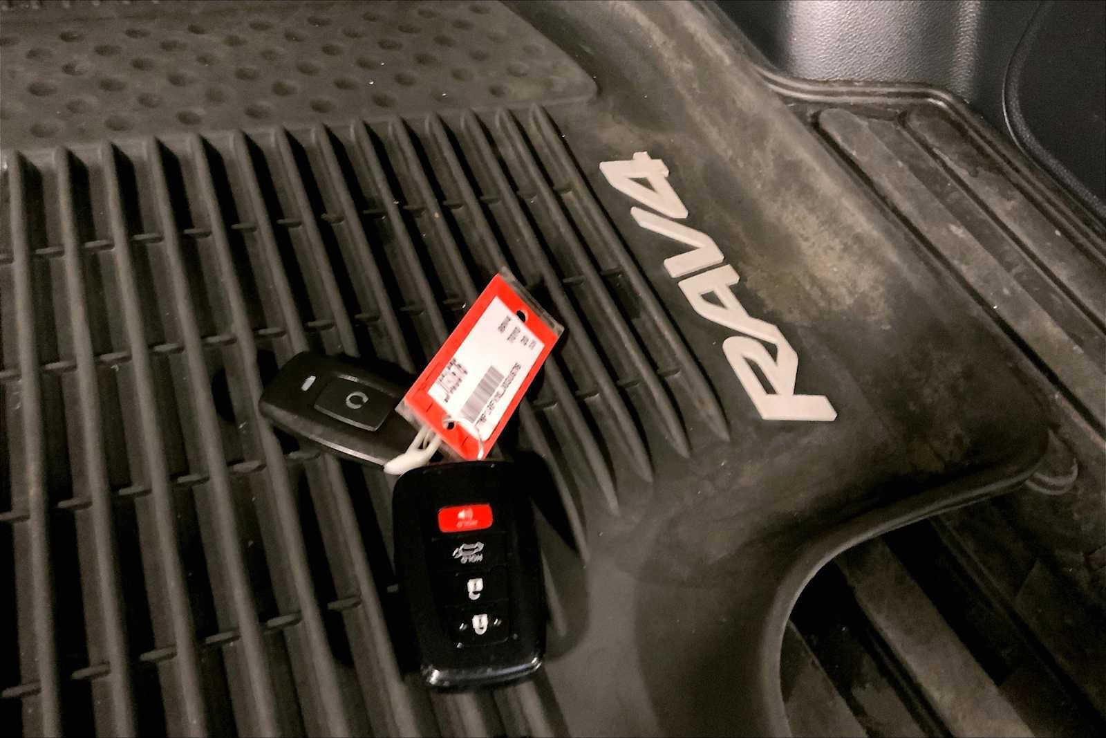 Used 2020 Toyota RAV4 XLE w/ Convenience Package AWD/4WD image 15