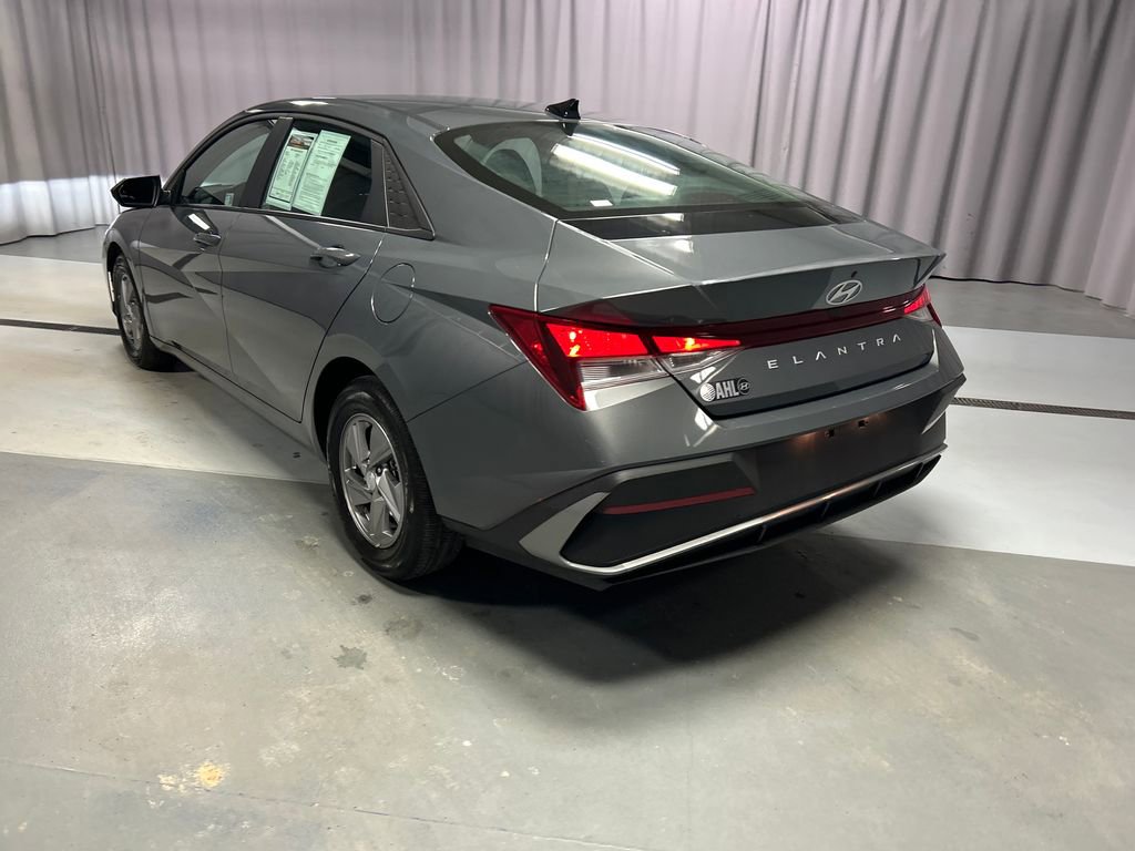 Used 2025 Hyundai Elantra SE image 5