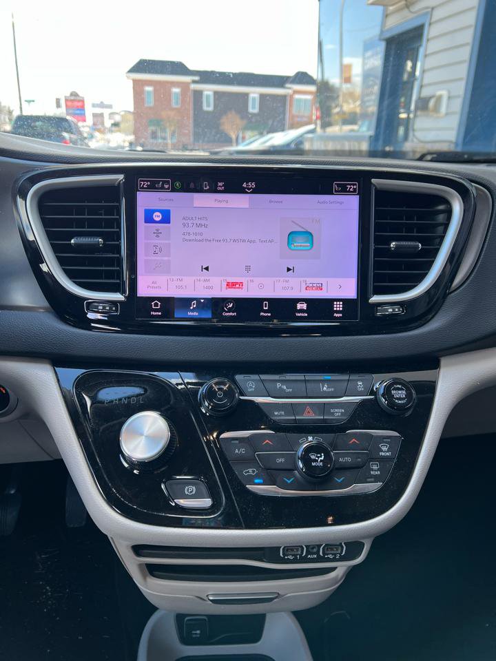 Used 2023 Chrysler Pacifica Touring-L image 13