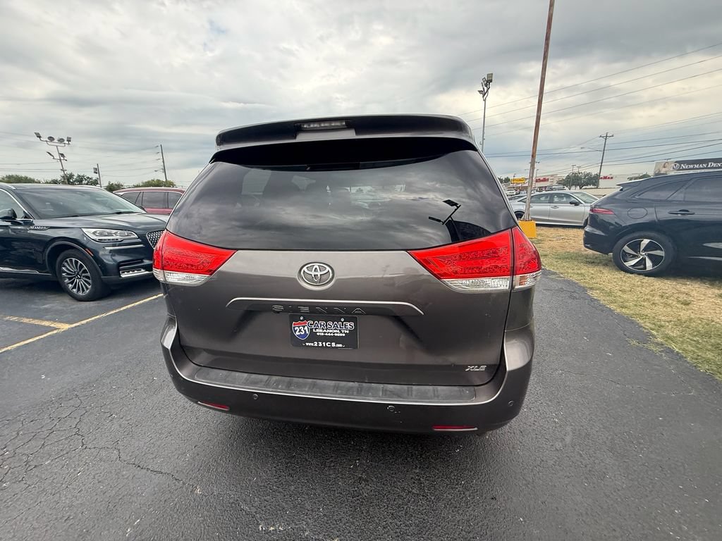 Used 2014 Toyota Sienna XLE w/ XLE Premium Package FWD image 4