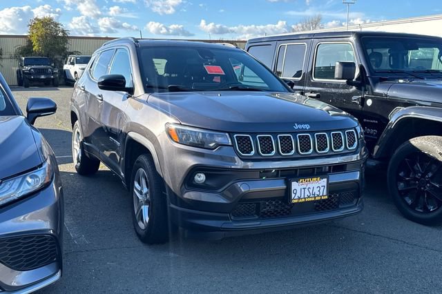Used 2023 Jeep Compass Latitude image 2