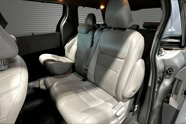 Used 2019 Toyota Sienna XLE FWD image 21
