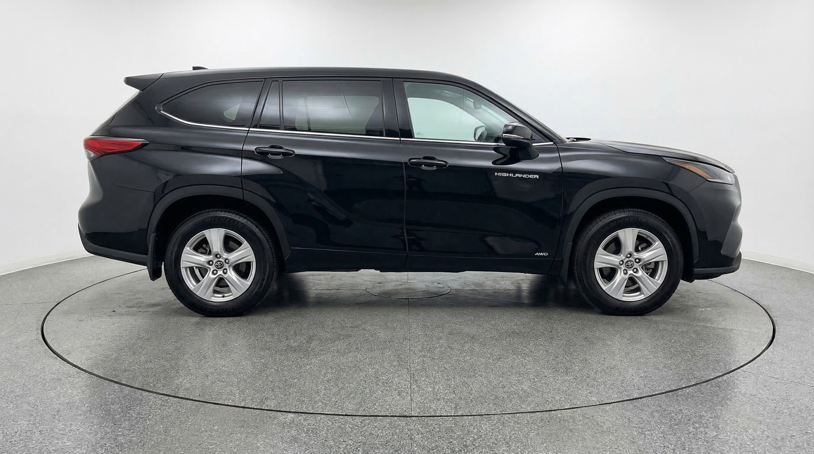 Used 2025 Toyota Highlander LE image 11