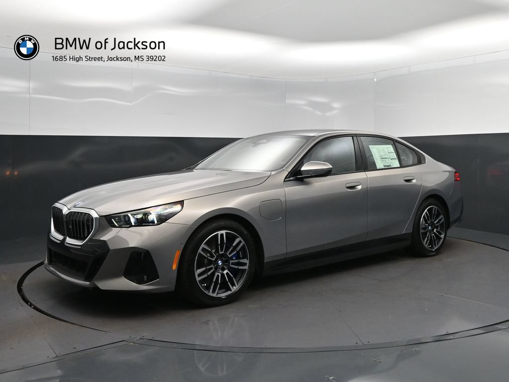 New 2027 BMW 550e xDrive w/ Premium Package AWD/4WD image 3