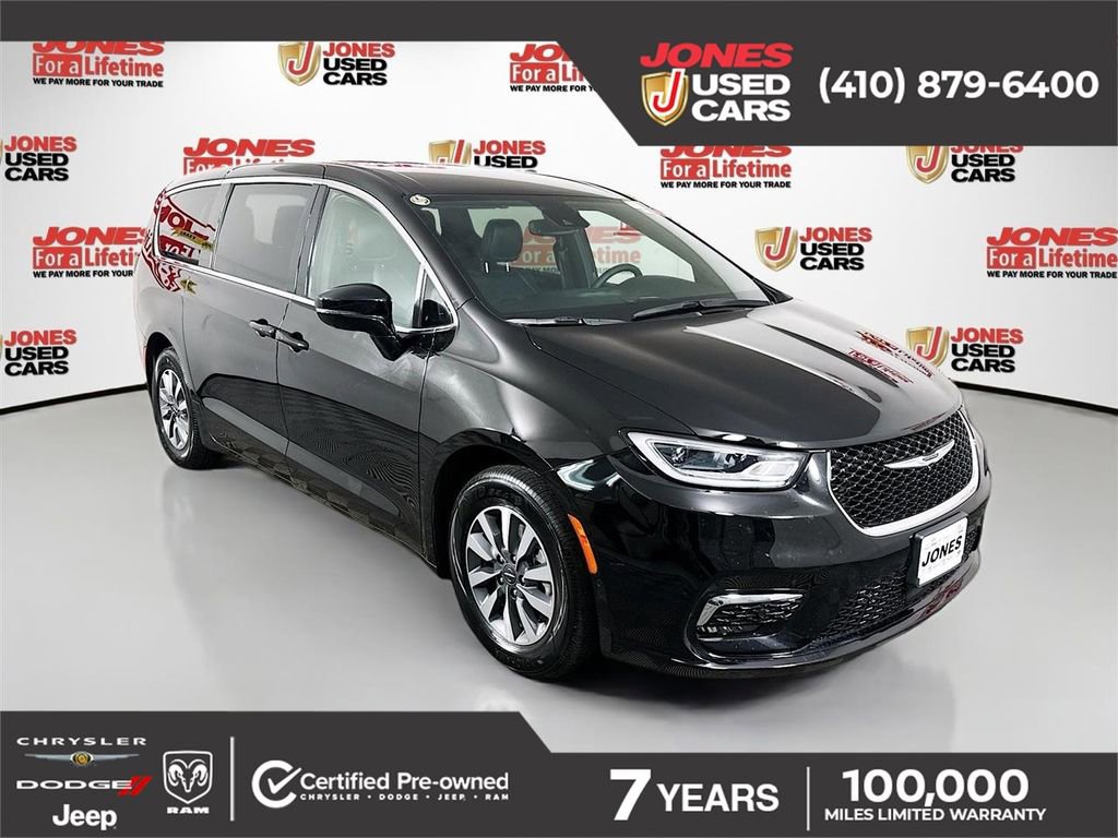 Used 2025 Chrysler Pacifica Select