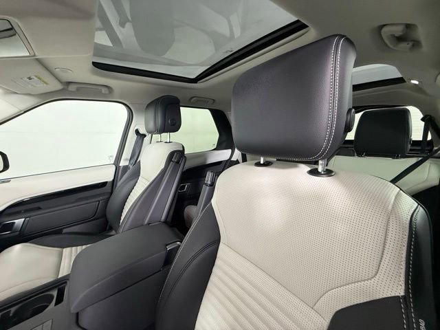 Certified 2025 Land Rover Discovery S image 5