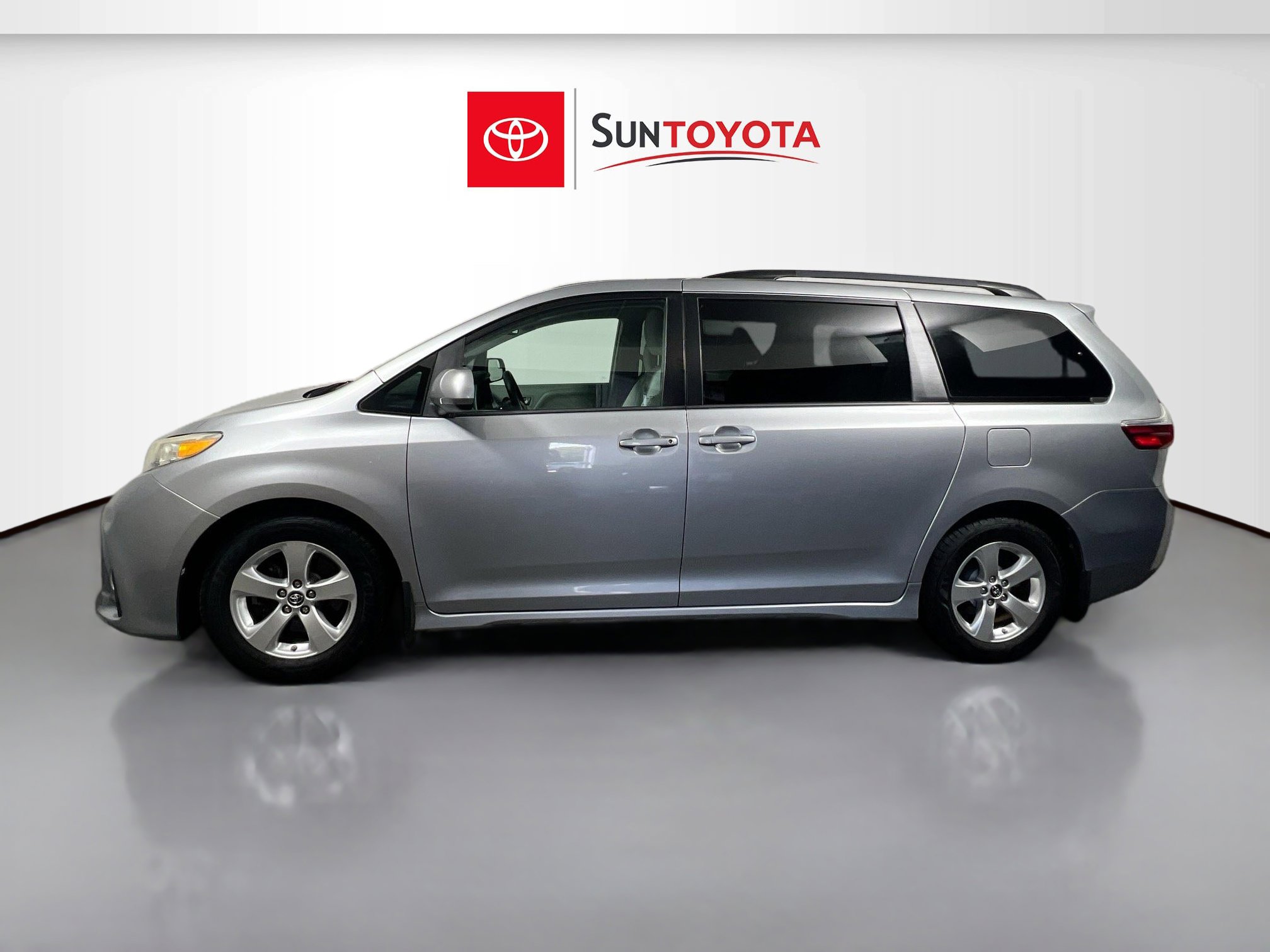 Used 2018 Toyota Sienna LE image 7