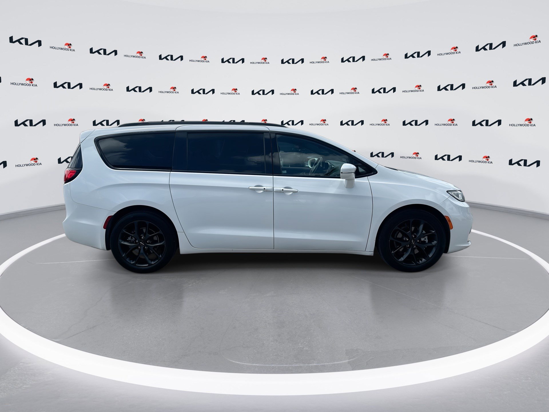 Used 2021 Chrysler Pacifica Touring w/ S Appearance Package image 9