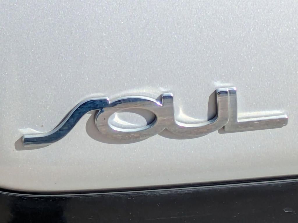 Used 2017 Kia Soul + image 10