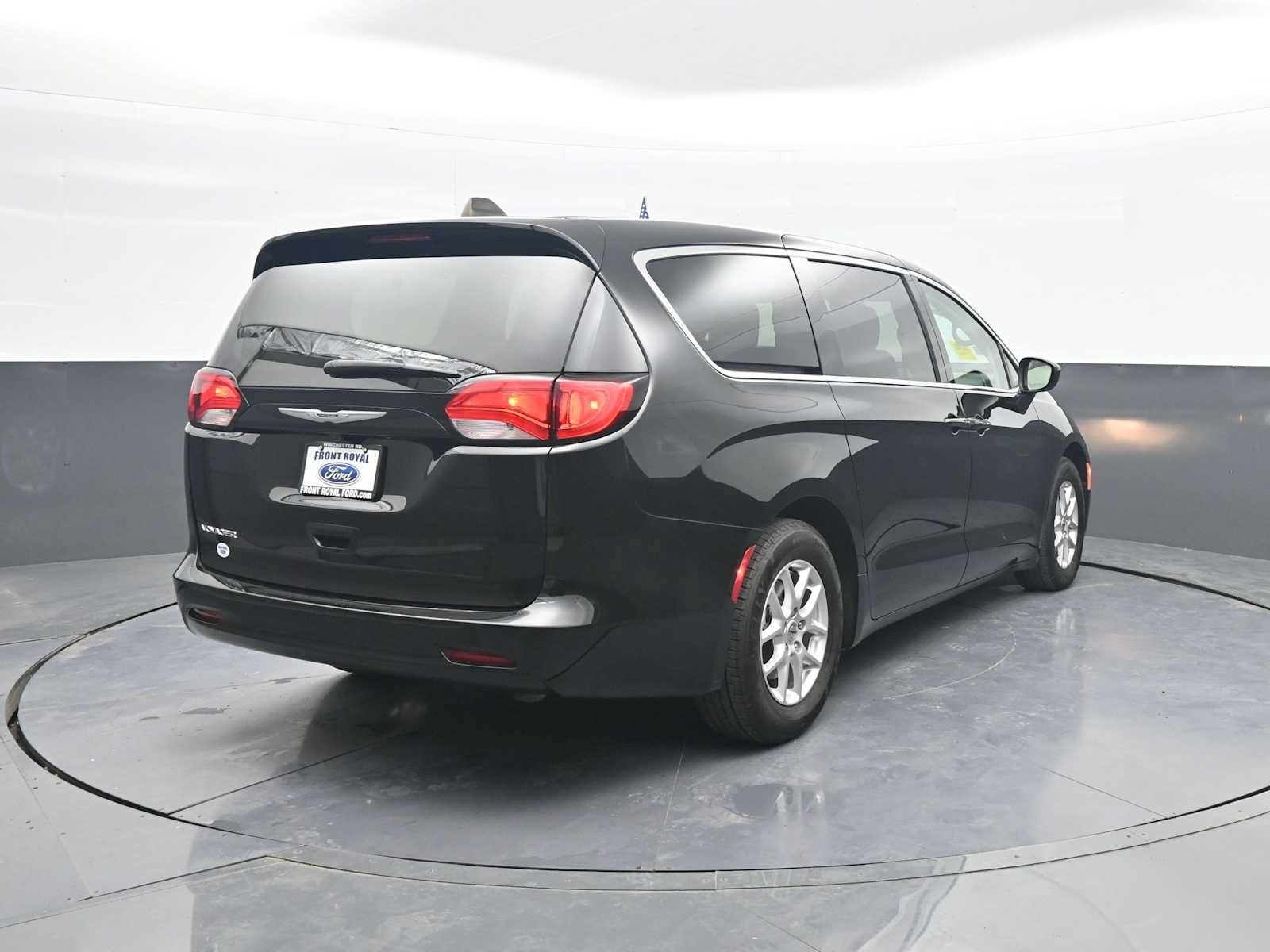 Used 2024 Chrysler Voyager LX FWD image 7