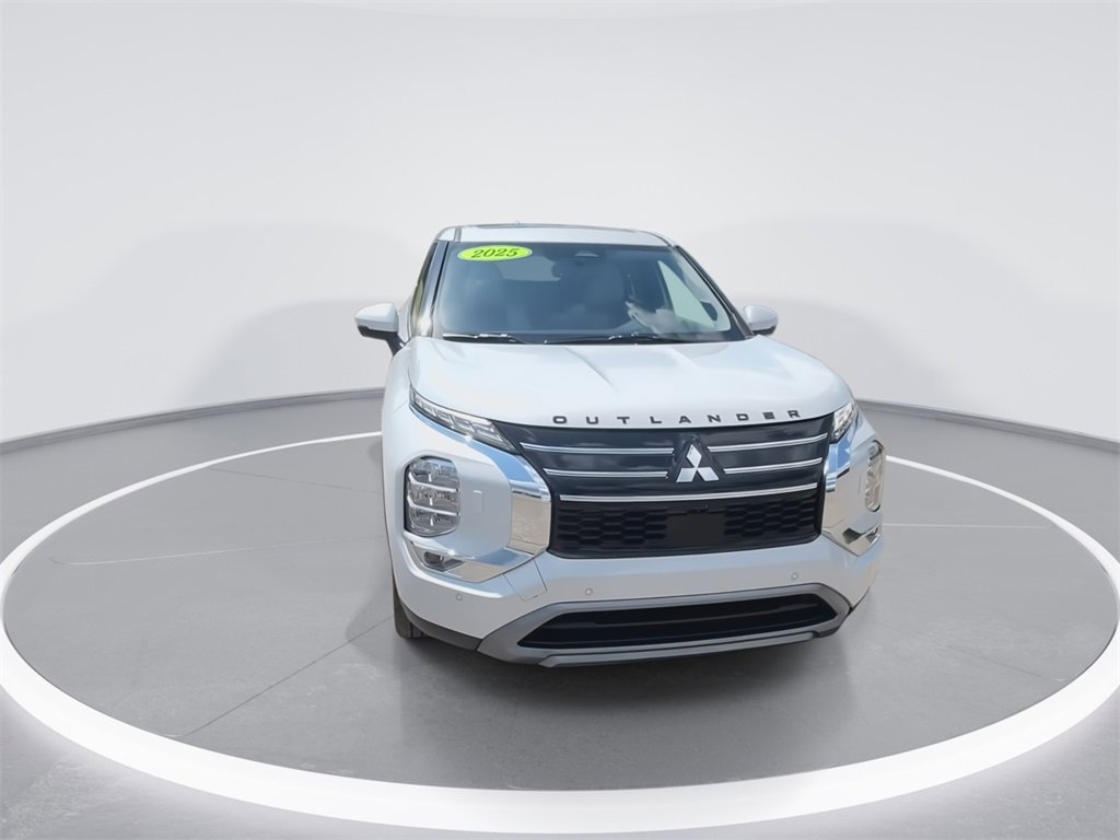 New 2025 Mitsubishi Outlander SE image 3