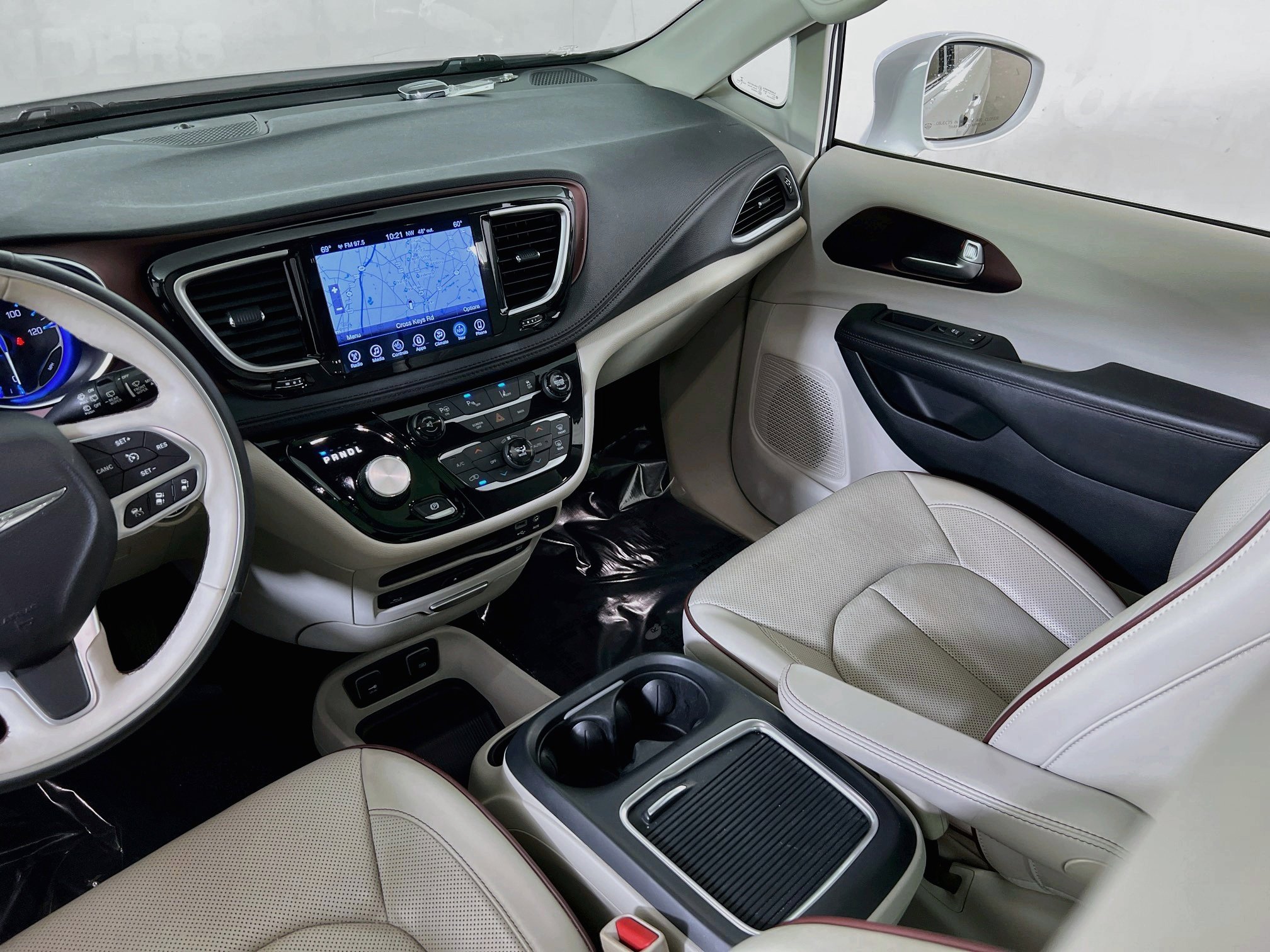 Used 2017 Chrysler Pacifica Limited w/ UConnect Theater Package FWD image 24