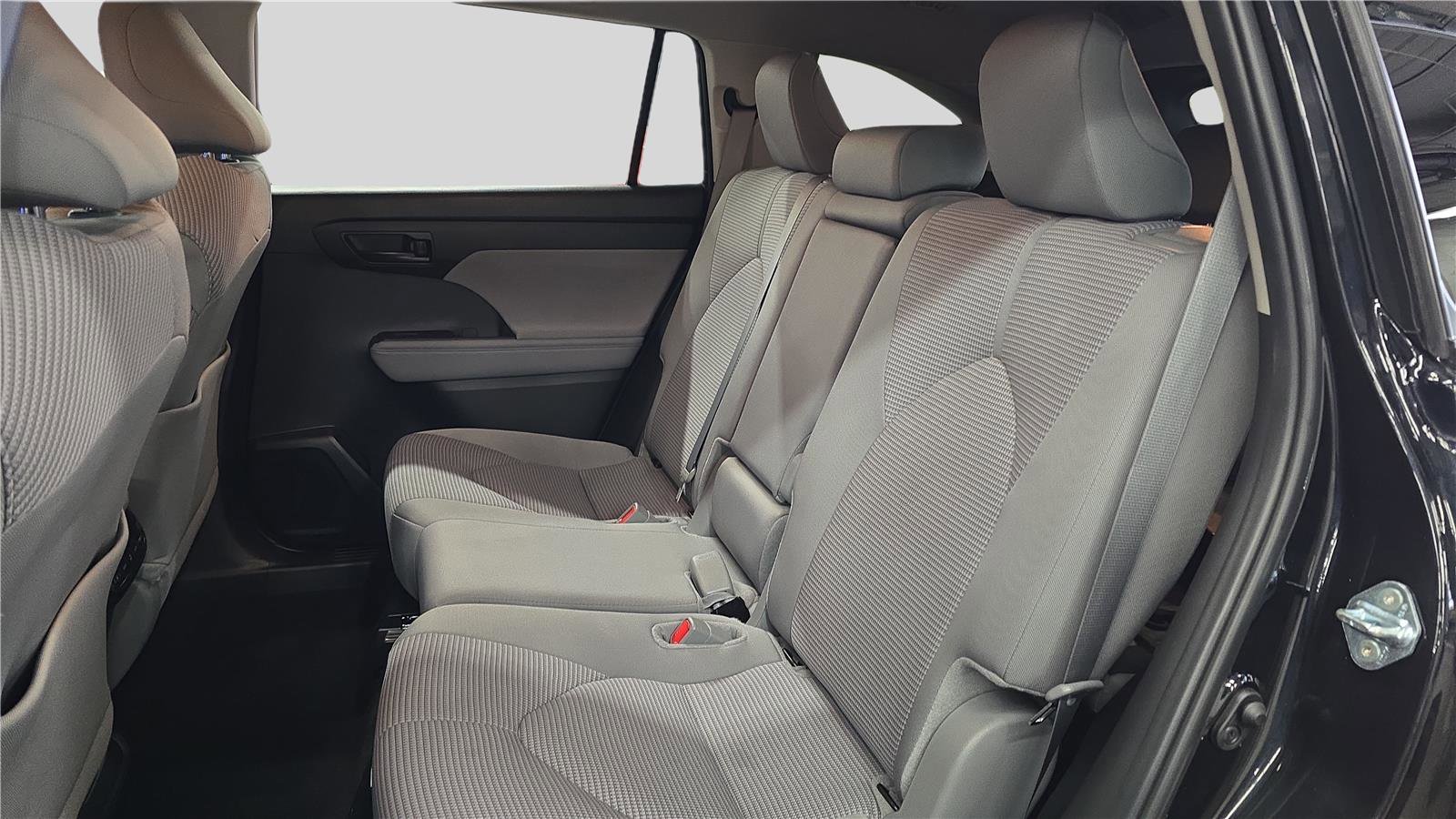 Used 2024 Toyota Highlander LE AWD/4WD image 18