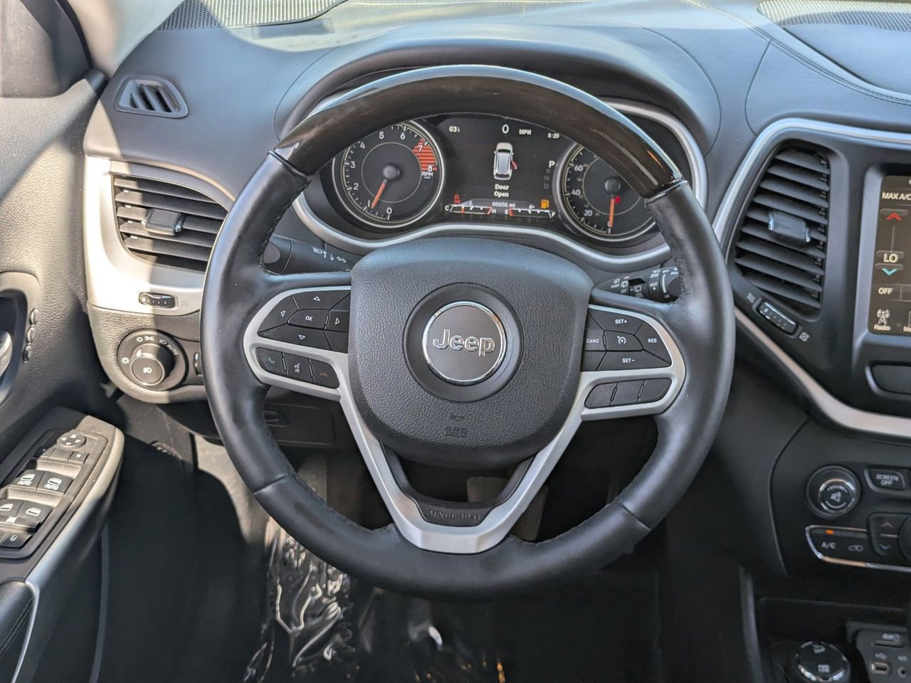 Used 2018 Jeep Cherokee Overland w/ Heavy Duty Protection Group AWD/4WD image 16