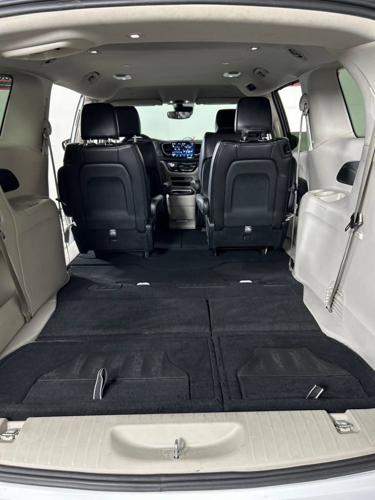 Used 2023 Chrysler Pacifica Touring-L image 20