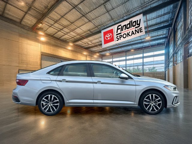 Used 2025 Volkswagen Jetta SE FWD image 4