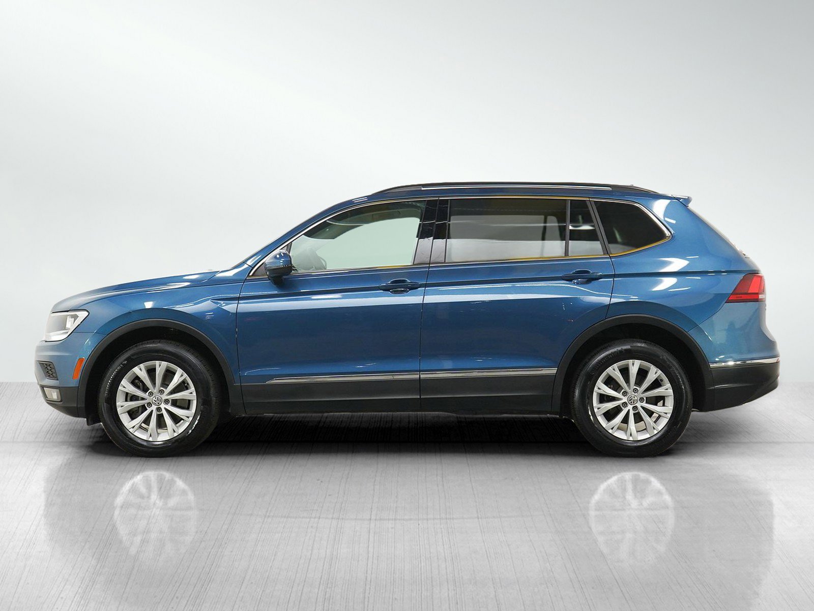 Used 2018 Volkswagen Tiguan SE w/ Front Fog Lights Package image 2