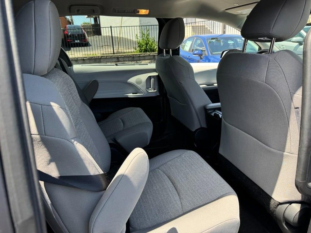 Used 2026 Toyota Sienna LE FWD image 15