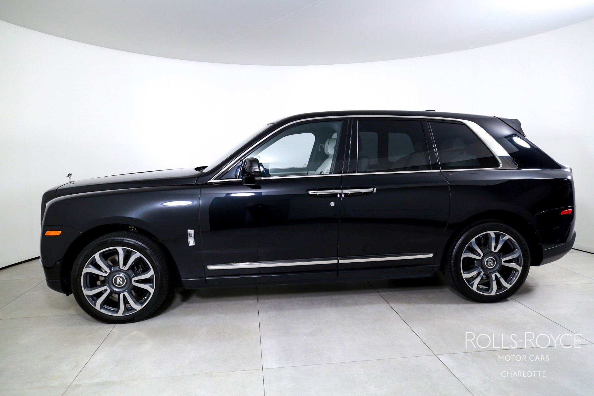 Used 2022 Rolls-Royce Cullinan image 3