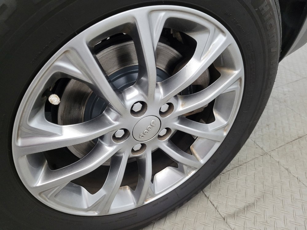 Used 2019 Jeep Cherokee Latitude Plus w/ Comfort/Convenience Group image 31