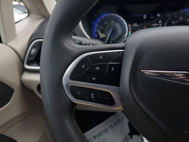 Certified 2023 Chrysler Pacifica Touring-L FWD image 24