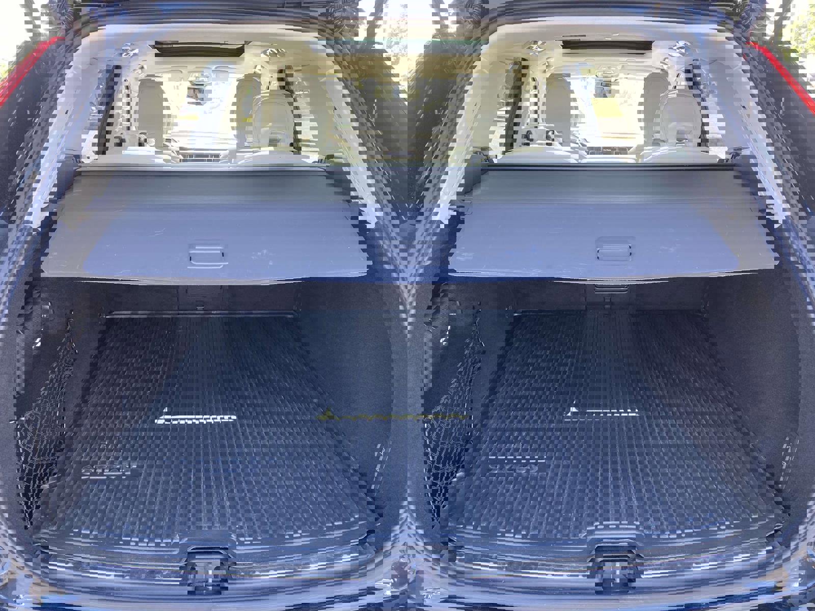 Used 2023 Volvo XC60 B6 Ultimate w/ Protection Package Premier AWD/4WD image 10