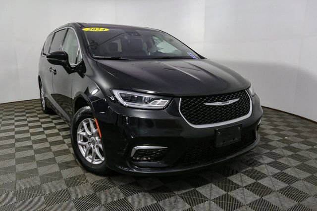 Used 2024 Chrysler Pacifica Touring-L FWD image 3
