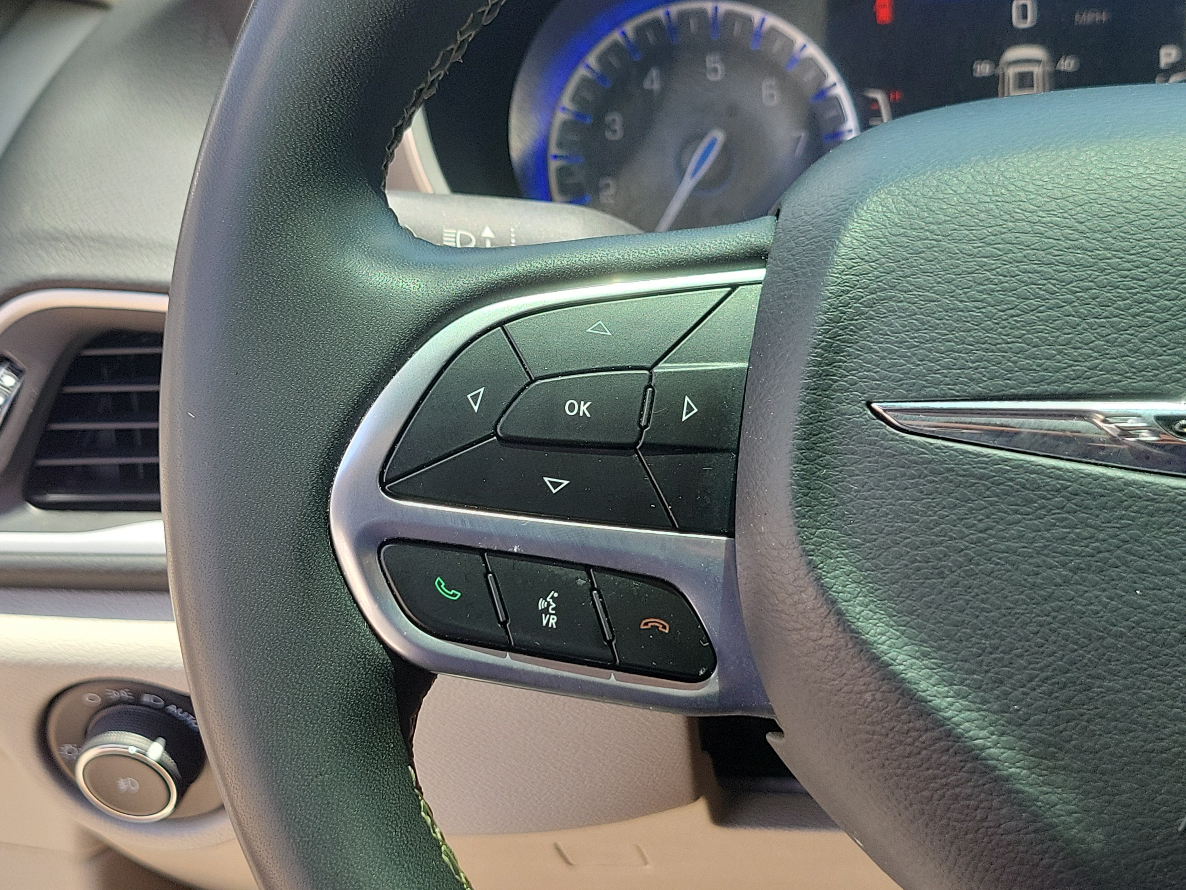 Used 2023 Chrysler Pacifica Touring-L FWD image 24