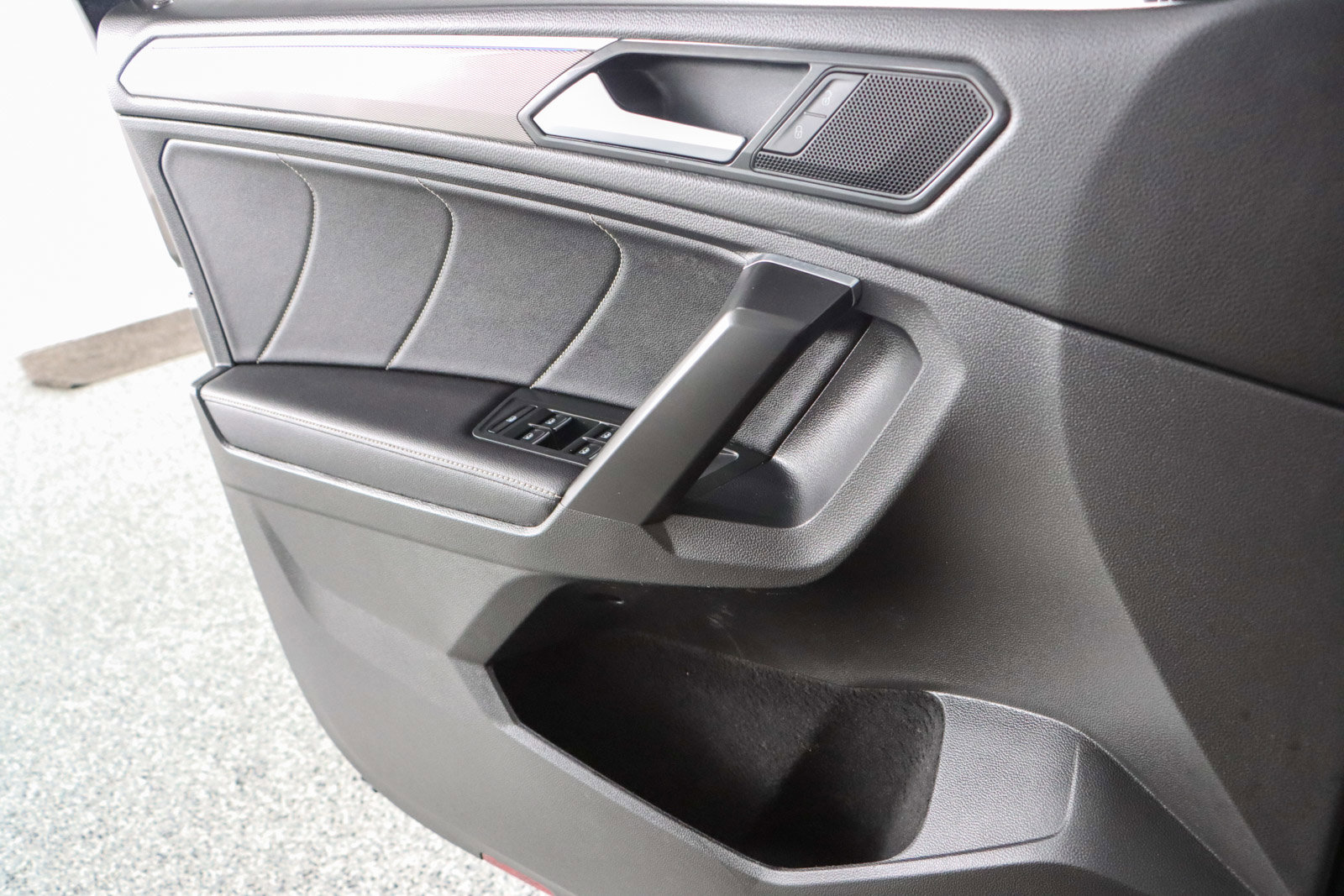 Used 2022 Volkswagen Tiguan SE R-Line image 21