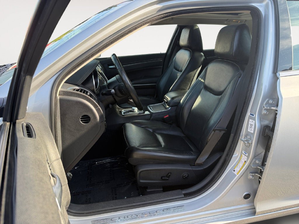 Used 2020 Chrysler 300 Limited RWD image 7
