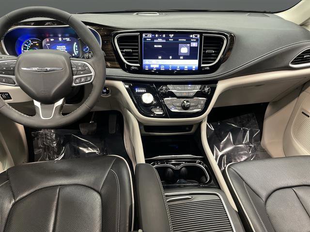 Used 2022 Chrysler Pacifica Limited w/ Uconnect Theater Family Group image 5