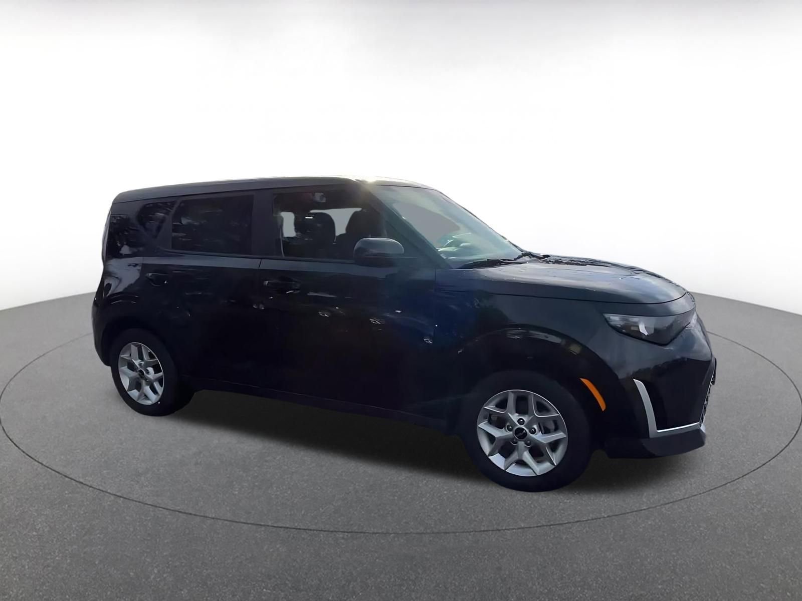 Used 2025 Kia Soul LX w/ LX Technology Package image 2