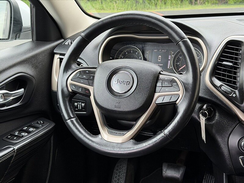 Used 2014 Jeep Cherokee Latitude AWD/4WD image 12