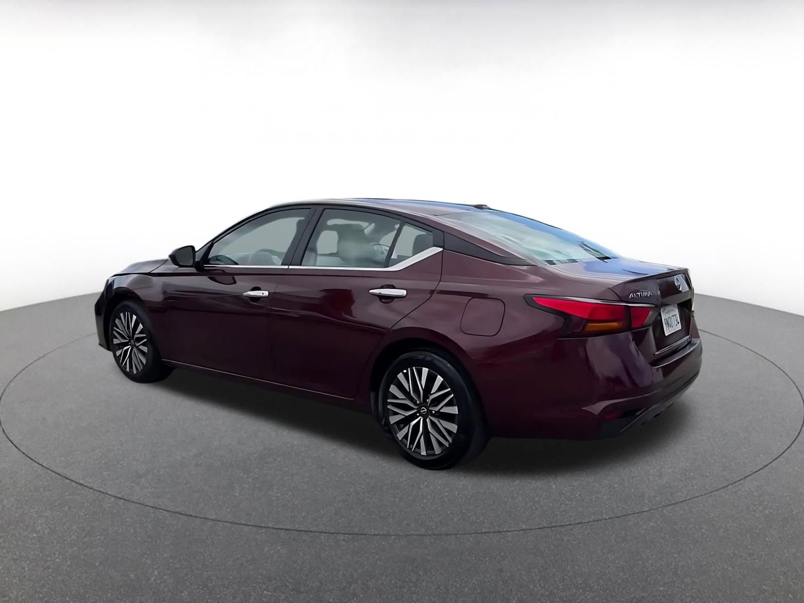 Used 2025 Nissan Altima 2.5 SV FWD image 10