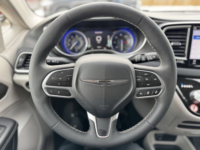 Used 2024 Chrysler Pacifica Touring-L image 23